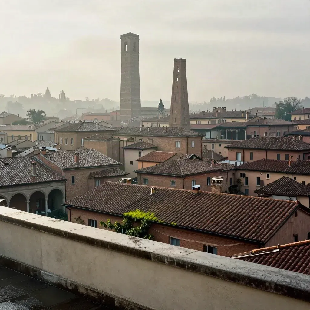 Le Due Torri di Bologna emergono sopra i tetti bagnati nella nebbia del dopop ioggia.